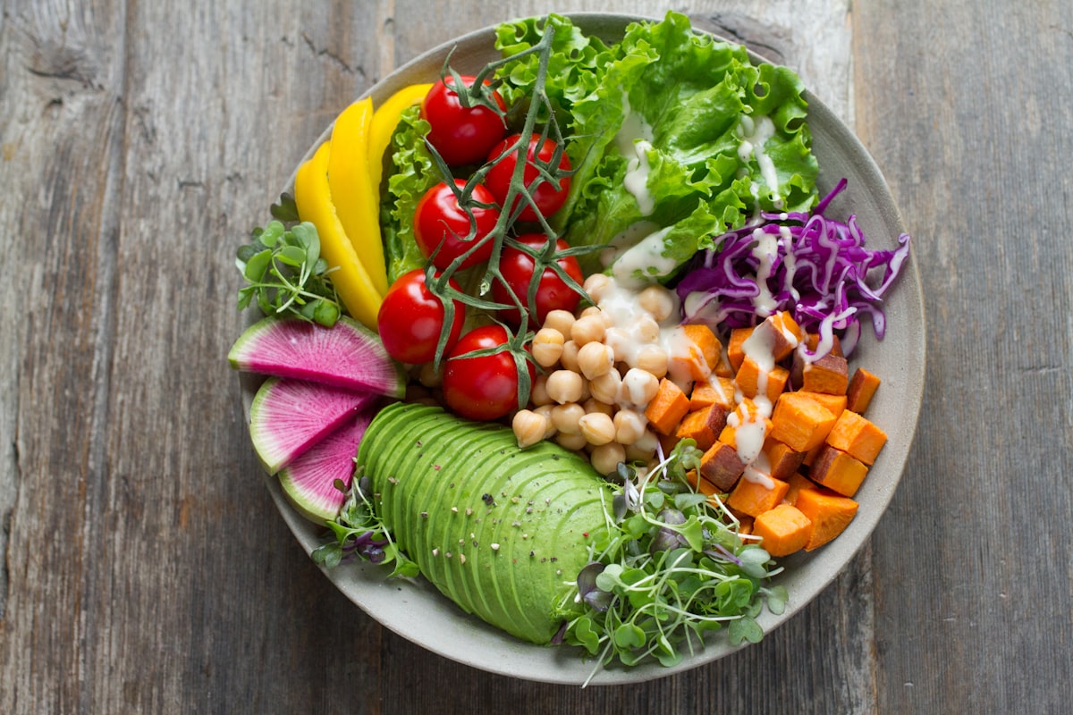 Fresh vegetable salad with mixed greens, colorful vegetables, and vinaigrette dressing